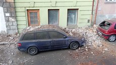 V �eské Líp� spadla na ulici �ást zdi domu.