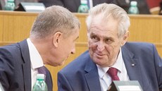 Premiér Andrej Babi s prezidentem Miloem Zemanem na velitelském shromádní...