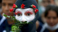 PŘEVLEČEN ZA PRALES. Demonstrant reprezentuje amazonský deštný prales během...