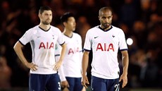 Zklamaní fotbalisté Tottenhamu po vyazení z Ligového poháru od Colchesteru,...