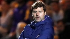 Mauricio Pochettino, kouč Tottenhamu, sleduje pohárové utkání v Colchesteru.