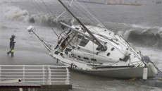 Tajfun Tapah pevrátil jachtu v korejském mst Ulsan. (22.9.2019)