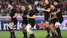 Novozélandtí ragbisté ped zápasem s Jiní Afrikou si dodávají odvahu bojovým...