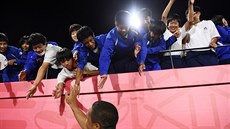 Japontí fanouci na Kumagaja Rugby Stadium se zdraví s kídelníkem Edem Fidow...