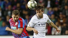 Plze�ský Jan Kova�ík a spar�an Michal Sá�ek v ligovém utkání.
