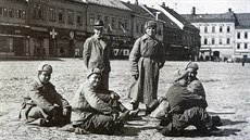 Vojáci Rudé armády v zimní výstroji odpočívají na Karlově náměstí v Třebíči.