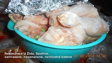 Zamrazené nevhodn balené potraviny v restauraci U ida ve Spoicích.