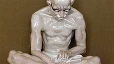 Letos si svět připomíná 150 let od narození indického duchovního vůdce Mahátmy Gándhího. K výročí vyrobila duchcovská porcelánka sošku, jejíž sádrové formy ukazuje modelér Miroslav Mráček.