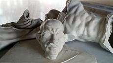 Letos si svt pipomíná 150 let od narození indického duchovního vdce Mahátmy Gándhího. K výroí vyrobila duchcovská porcelánka soku, její sádrové formy ukazuje modelér Miroslav Mráek.