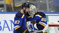 Branká St. Louis Jordan Binnington pijímá pochvalu spoluhráe Alexa...