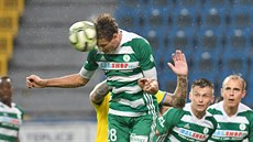 Luká Hlka z Bohemians odvrací centr v utkání proti Teplicím.