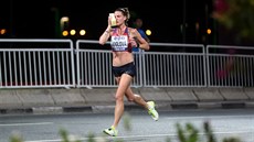 Marcela Joglová na trati maratonu na mistrovství světa v Dauhá.