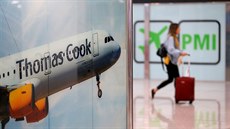 Reklamní panel cestovní kanceláe Thomas Cook na letiti na Mallorce (23. 9....