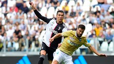 Cristiano Ronaldo z Juventusu skáe pro mí, brání mu Nenad Tomovi ze Spalu.