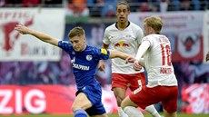 Jonjoe Kenny (vlevo) ze Schalke uniká s míem Emilu Forsbergovi z Lipska.