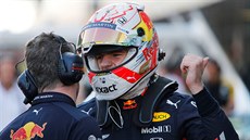 Max Verstappen z Red Bullu se zdraví s týmem po kvalifikaci Formule 1 v Rusku.
