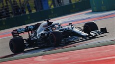 Lewis Hamilton z Mercedesu jede kvalifikaci formule 1 v Rusku.
