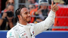 Lewis Hamilton z Mercedesu zdraví své fanouky po kvalifikace formule 1 v Rusku.