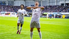 Robert Lewandowski z Bayernu dává své psti k sob na oslavu gólu.