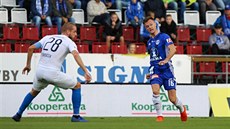Olomoucký Martin Nepor (uprosted v modrém) pihrává spoluhrám v zápase...