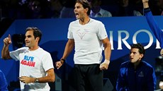 Hvězdy týmu Evropy Roger Federer (vlevo) a Rafael Nadal se radují z výhry...