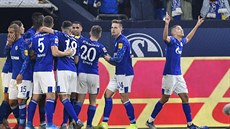 Fotbalisté Schalke se radují z gólu v zápase s Mohu�í.