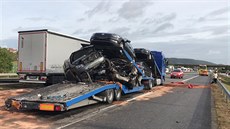 Kamion s novými auty naboural na dálnici D5. (27.9.2019)