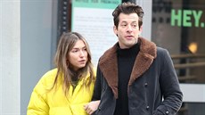 Mark Ronson a Rebecca Schwartzová (New York, Soho, 17. února 2019)