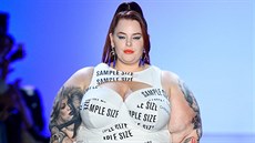 aty plus size pedvedla modelka na pehlídce znaky Chromat v New Yorku.