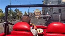 Palubní deska je evidentn� fale�ná. Ru�i�ky se na tachometru v�bec nehýbou.