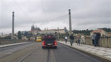 �idi� ukazuje výhled. Najednou v�ak na padesátce zpomalil na osmnáct kilometr�...
