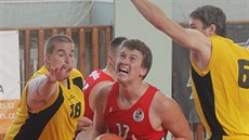 Šimon Kurečka (v červeném) z Basketu Opava proniká k jihlavskému koši.