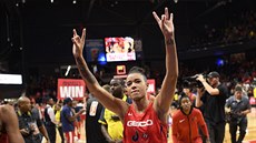 Natasha Cloudová z Washington Mystics oslavuje výhru.