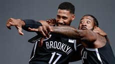 Garrett Temple (17) a DeAndre Jordan (6) la�kují p�i focení Brooklyn Nets.