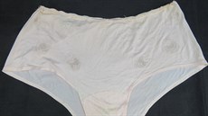 Kalhotky Evy Braunové si neznámý sběratel koupil téměř za 150 tisíc korun. (24....