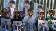 Tvá hongkongského protestního hnutí Joshua Wong (uprosted) oznámil, e bude...