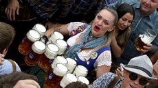 V Mnichov zaal pivní festival Oktoberfest. (21. záí 2019)