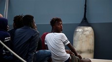 Migranti zachránní ve Stedozemním moi v maltském pístavu v hlavním mst...