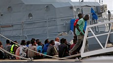 Migranti zachrán�ní ve St�edozemním mo�i v maltském p�ístavu v hlavním m�st�...