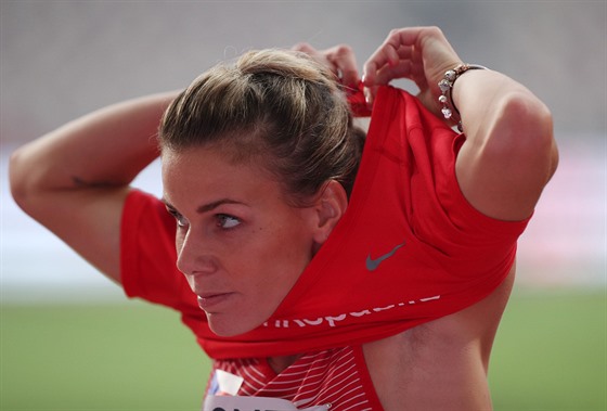 Nikola Ogrodníková během kvalifikace oštěpařek na světovém šampionátu v Dauhá.