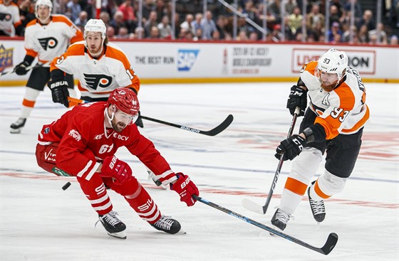 Jakub Voráek z Philadelphie stílí v pípravném duelu na branku Lausanne.