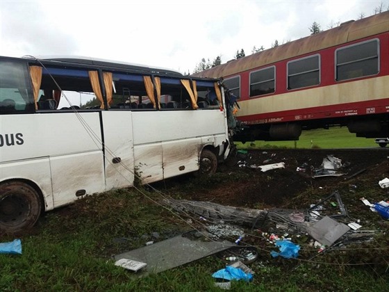 Srážka autobusu s vlakem v Kunčicích nad Labem (30. září 2019)
