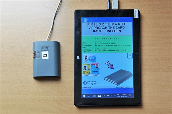 Čtečka karet připojená k tabletu s obslužnou aplikací pro kontrolu jízdenek.