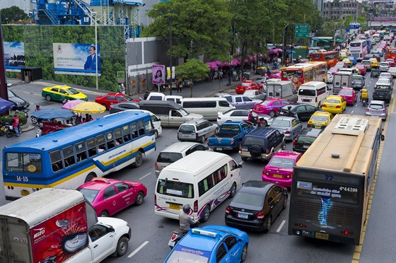 Dopravní situace v centru thajského Bangkoku.