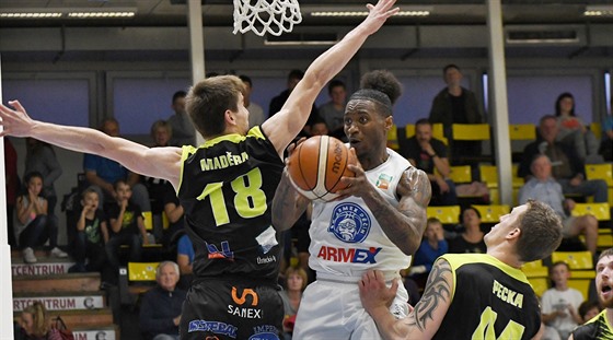 Dínský basketbalista Lamb Autrey v souboji s ústeckou obranou ve sloení Jan...