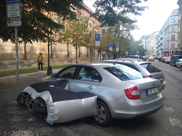 Foukej, foukej, vtérku, sho mi jednu motorku.