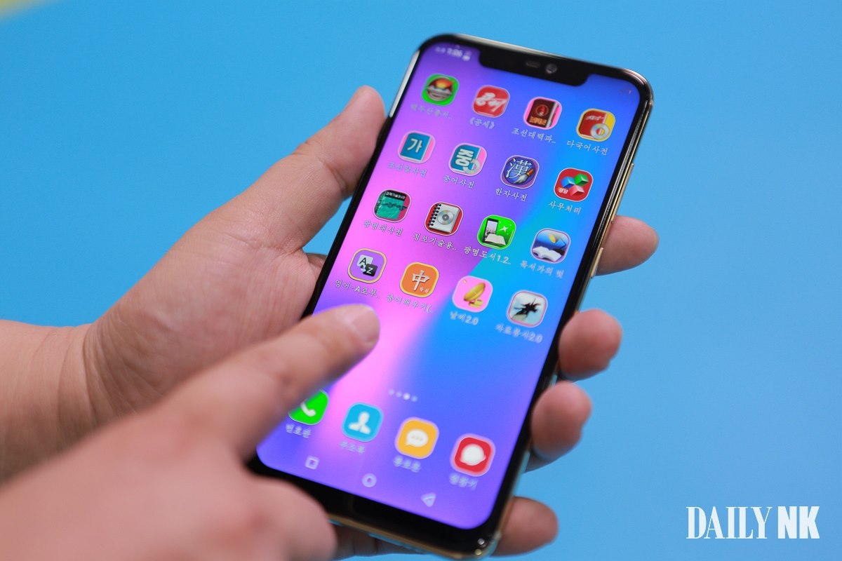 Severokorejský mobil vypadá jako iPhone. Spousta funkcí je blokována - iDNES.cz