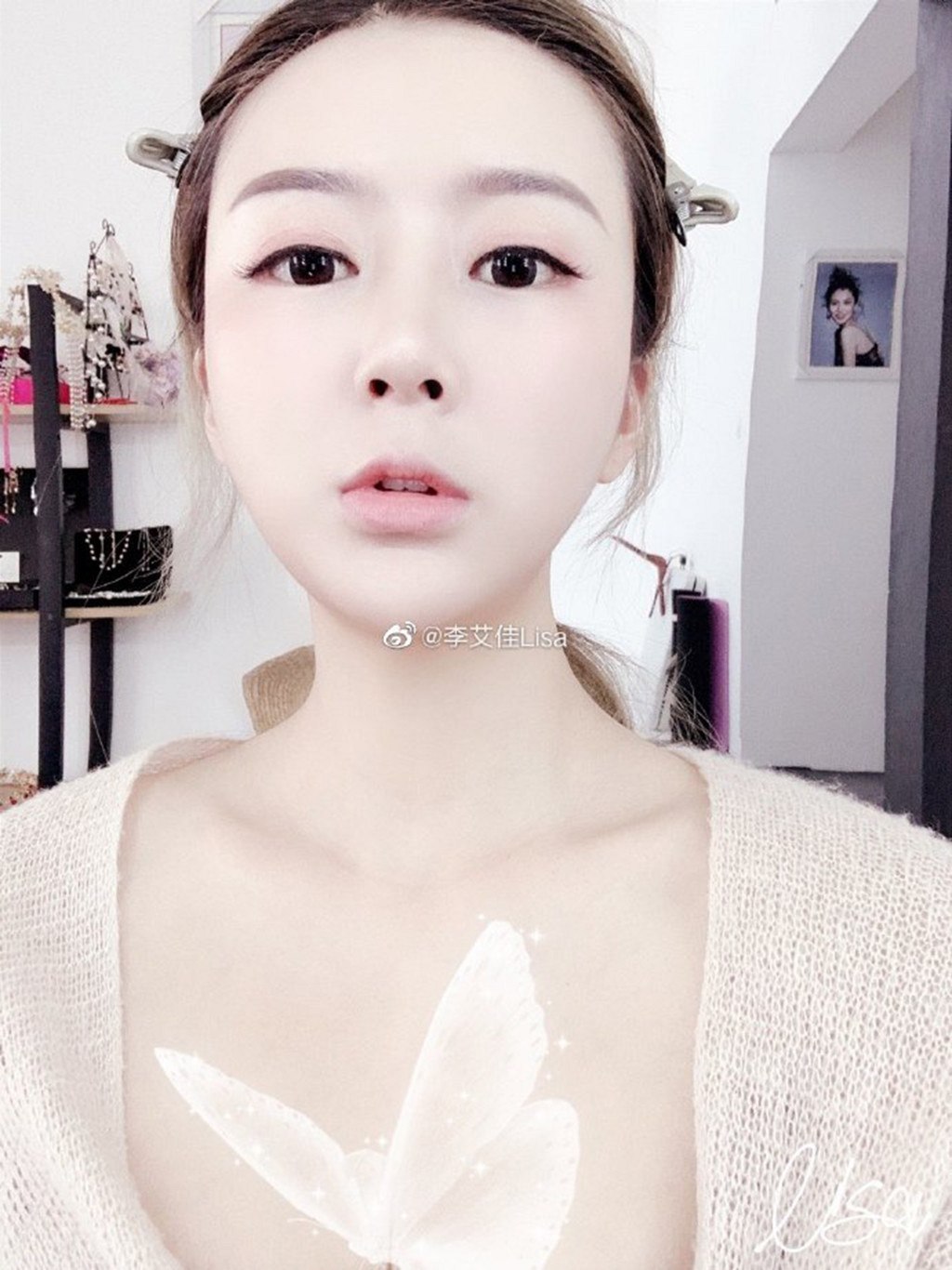 Lisa Li Boasts Influencerka s milionem sledujících žije ve špíně mezi psími exkrementy