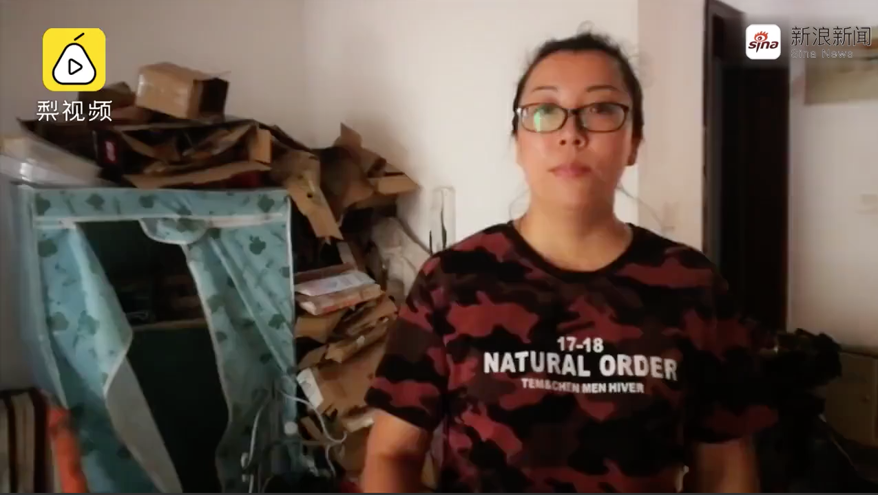 Lisa Li Boasts Influencerka s milionem sledujících žije ve špíně mezi psími exkrementy