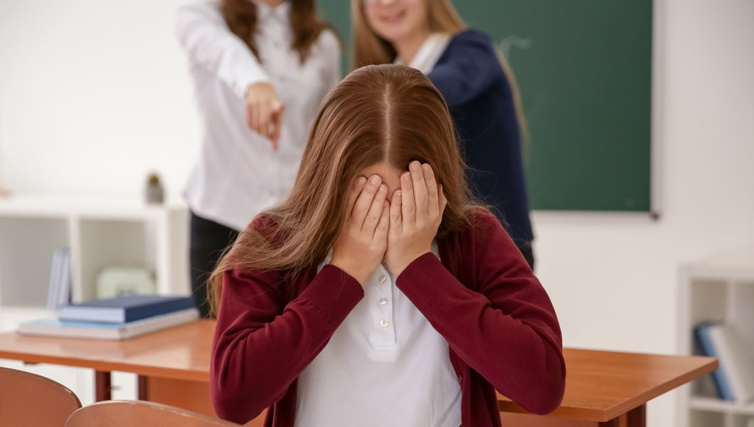 Dal�ím p�íkladem je dívka, která se pokusila sáhnout si na �ivot kv�li �ikan�,...